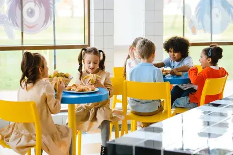 okul kantininde yemek yiyen çocuklar